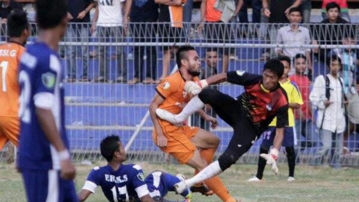 Arquero le causó la muerte a jugador con esta patada