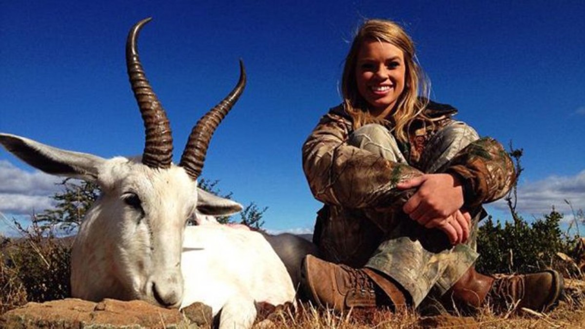 Indignación por la porrista que caza animales en África