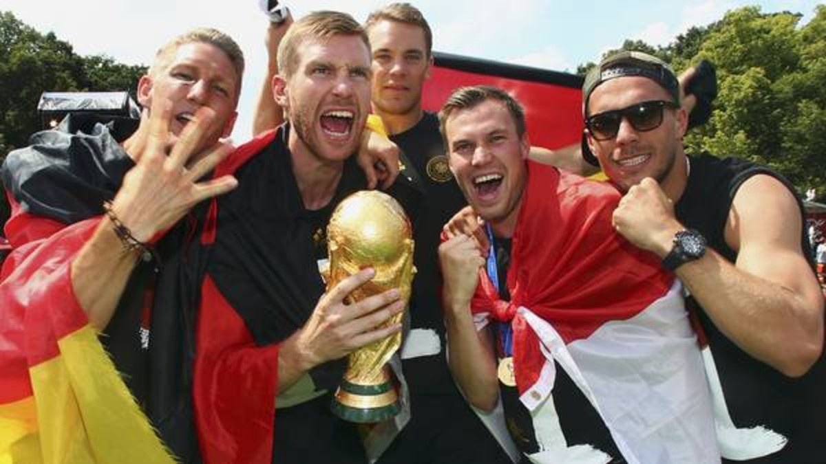 Los alemanes rompieron la Copa durante los festejos