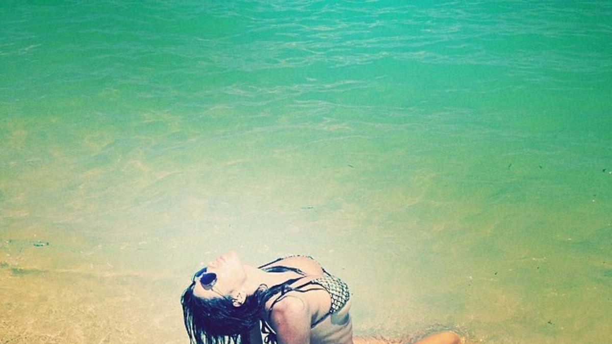 Las tremendas fotos de Karina "varada" en la playa