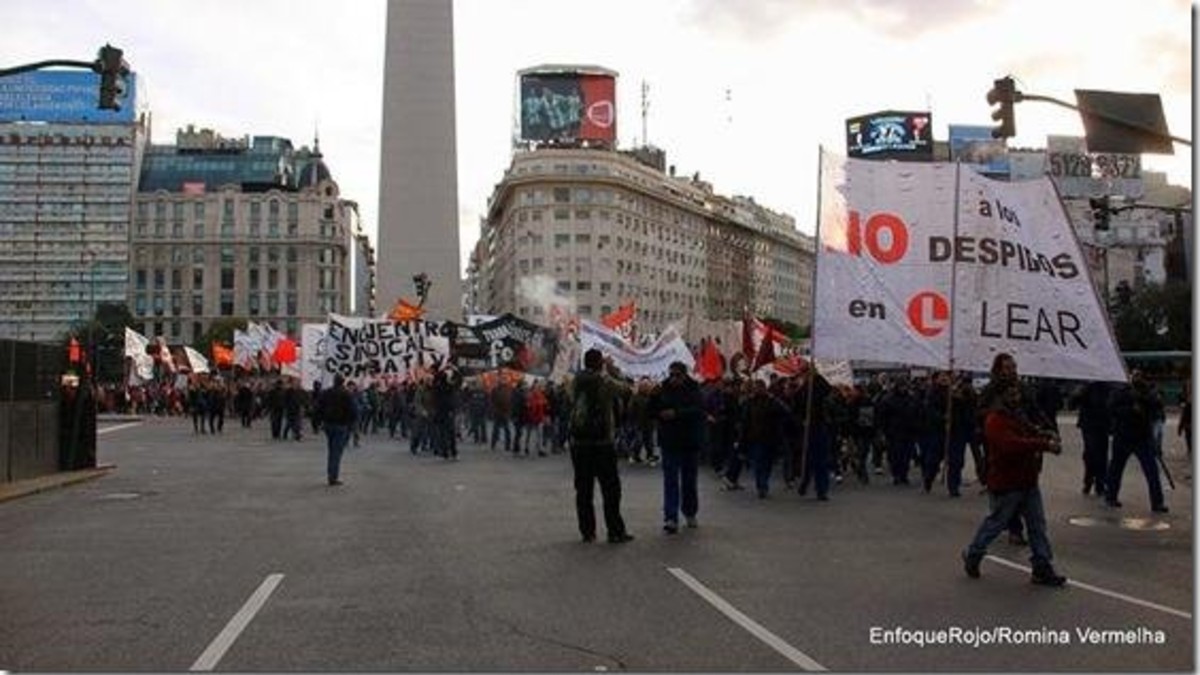 Protesta de estudiantes en contra de "empresas buitre"