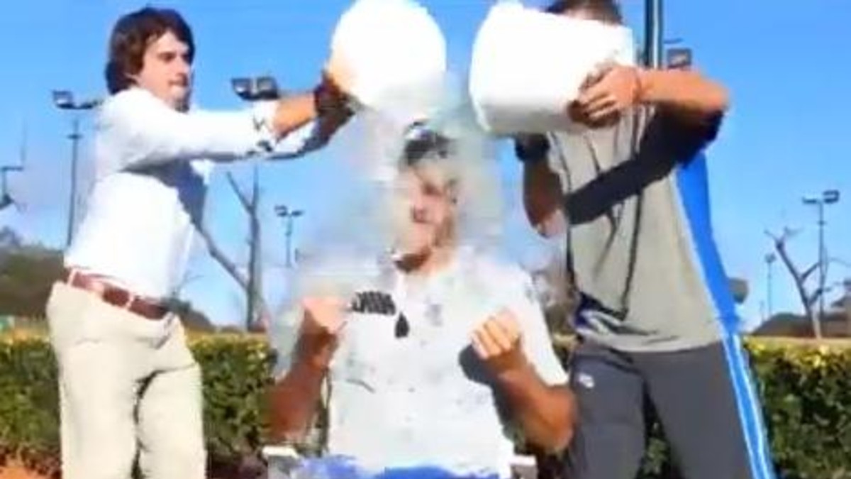 Los argentinos que se animaron al desafío del baldazo de agua