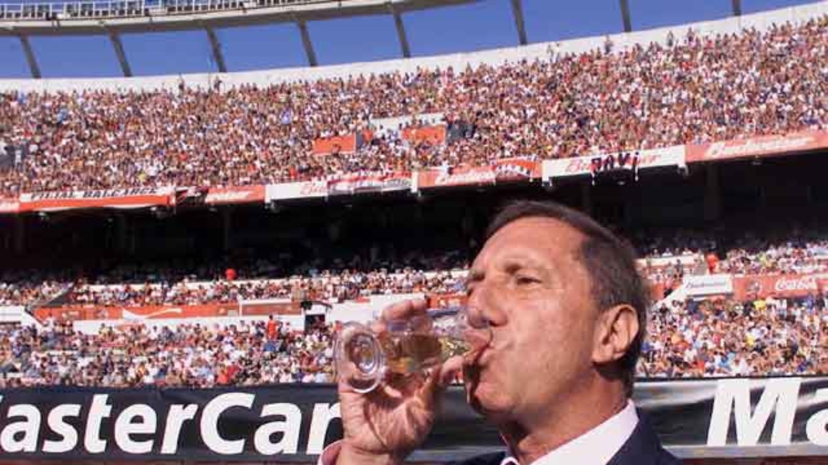 Bilardo se enfrenta a Verón por la conducción del Pincha