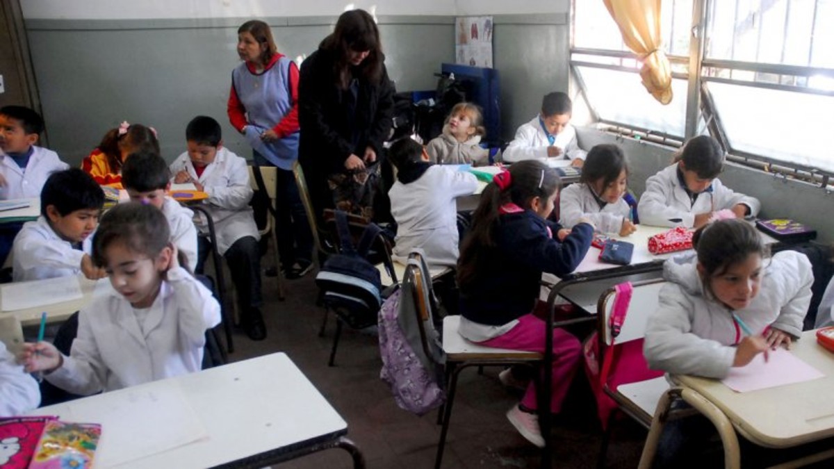 Niños molieron tizas en la escuela para ser "narcos"