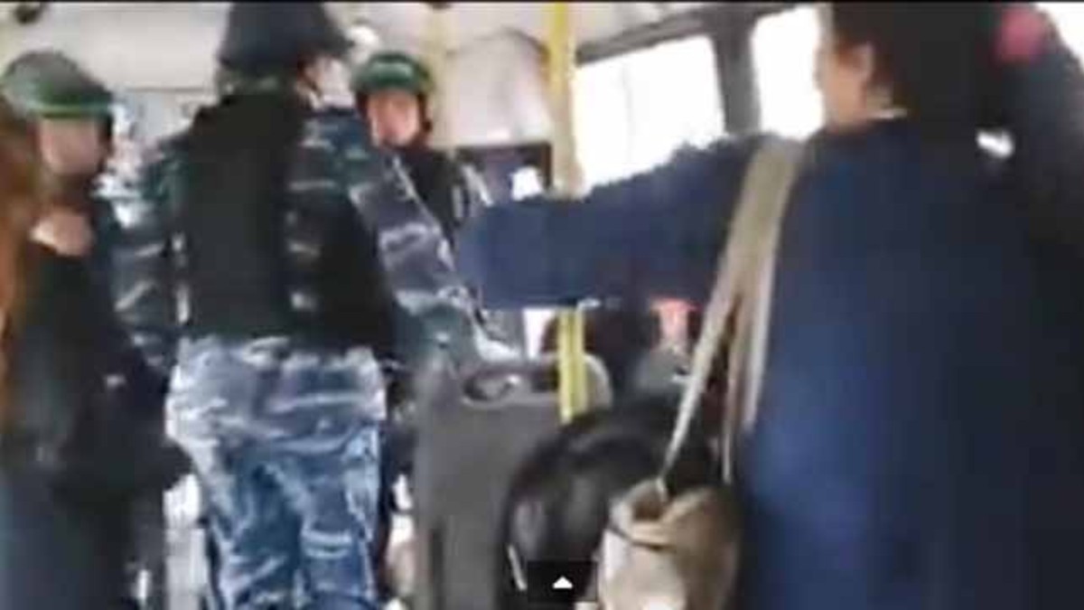 Por este video, separaron a dos violentos policías