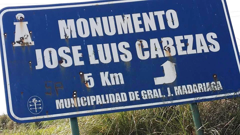 Usan el cartel del Monumento a Cabezas como tiro al blanco