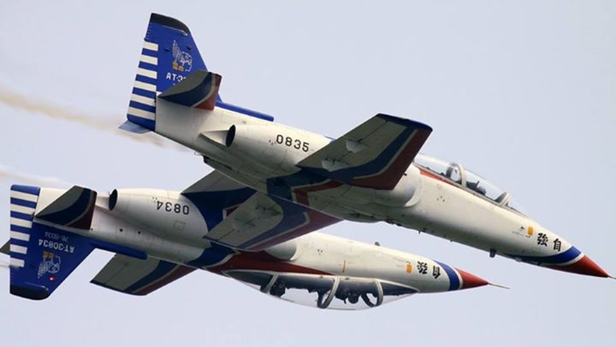 Dos aviones de combate chocaron mientras hacían acrobacias
