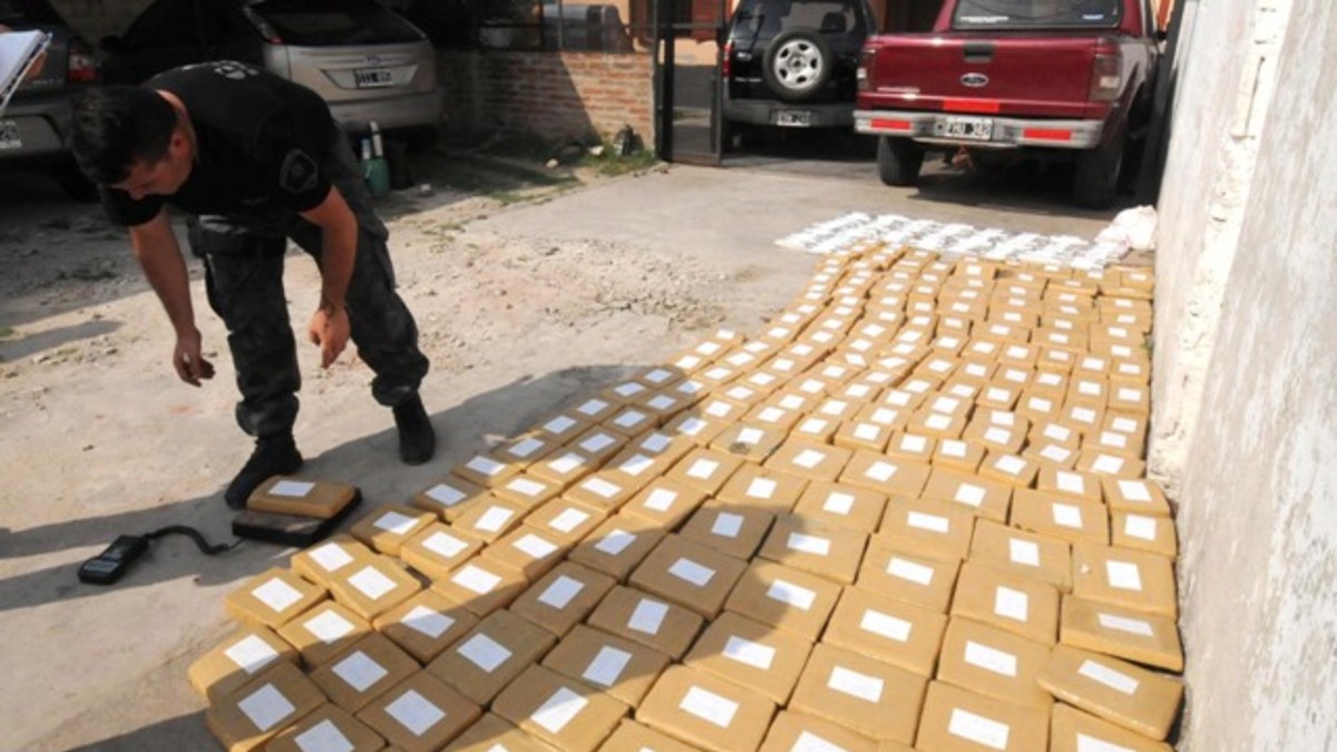 Buscaban autos robados y hallaron 290 kilos de droga