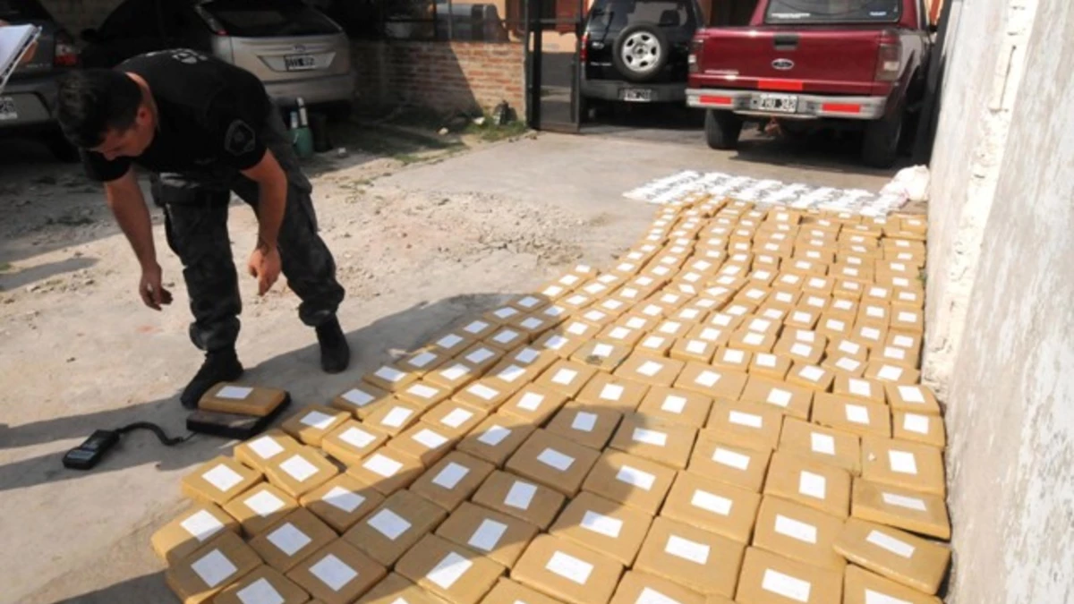 Buscaban autos robados y hallaron 290 kilos de droga