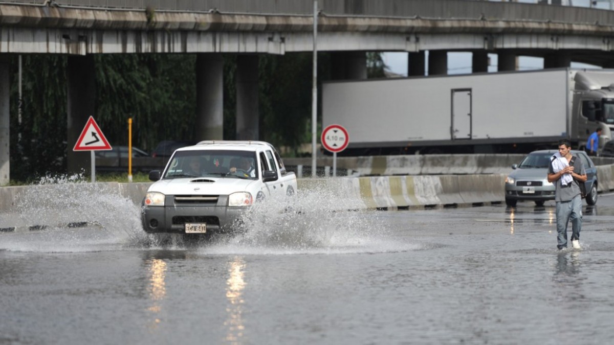 Rige el alerta por sudestada y hay calles intransitables