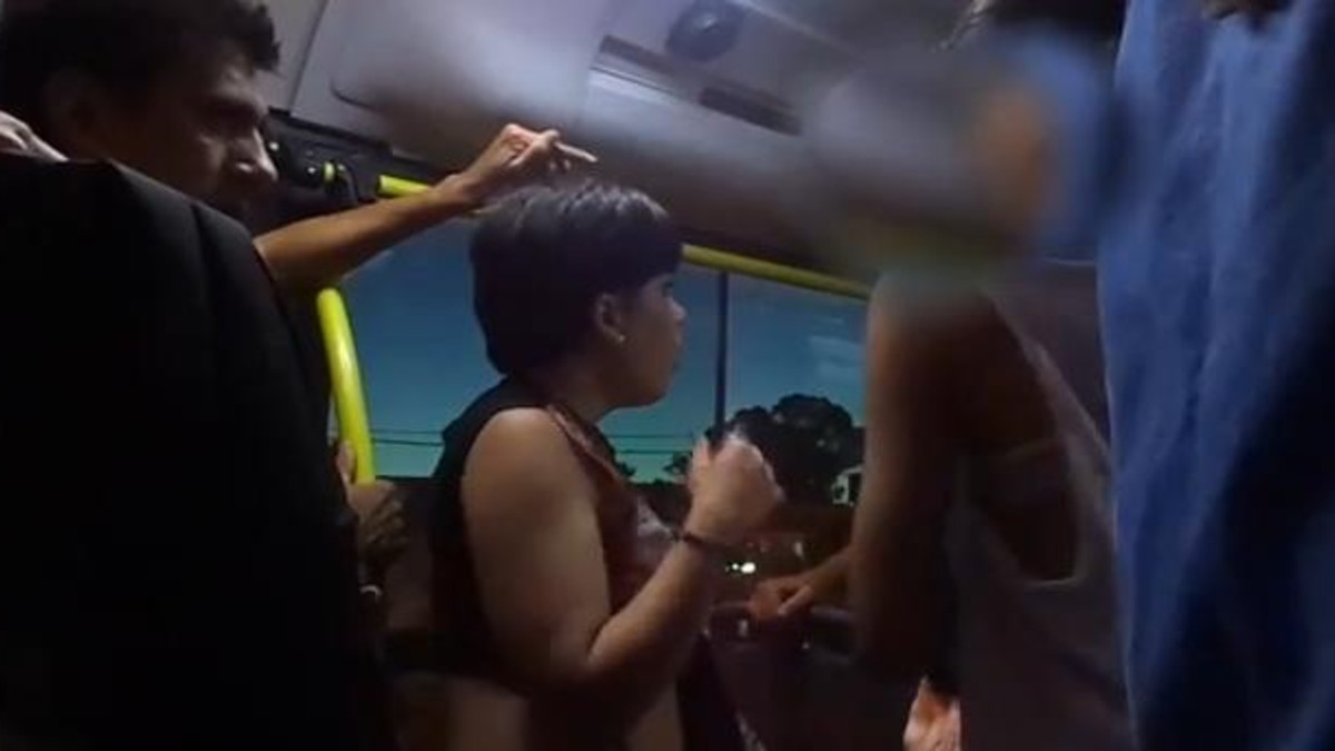 La descubrieron robando y la obligaron a devolver el celular