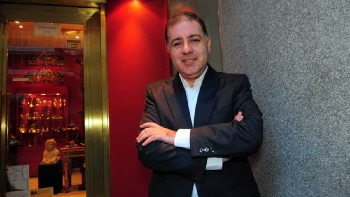 Conductor acusa a Doman de robarle a sus invitados