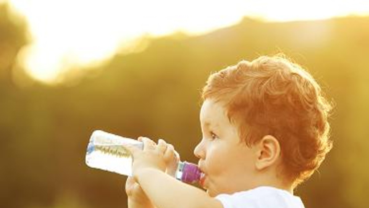 Conocé estos trucos para que tus hijos tomen más agua