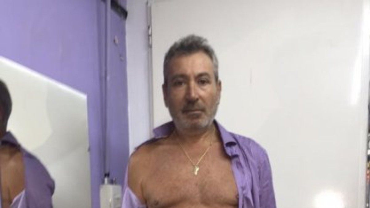 Quién le destrozó la camisa al empresario Daniel Vila