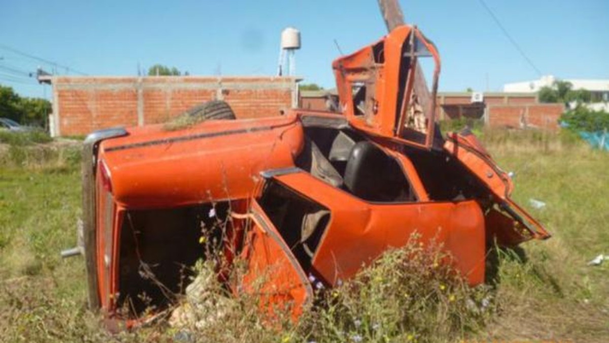 Choque fatal contra poste de luz: mueren 2 mujeres
