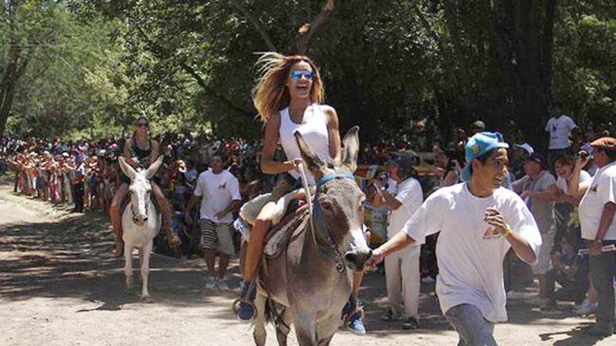 ¡A cabalgar! Las bellezas montaron burros en las sierras