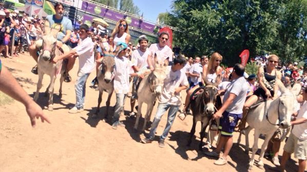 ¡A cabalgar! Las bellezas montaron burros en las sierras