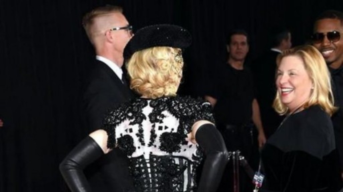 ¿Qué megaestrella ventiló su cola en los Grammy?