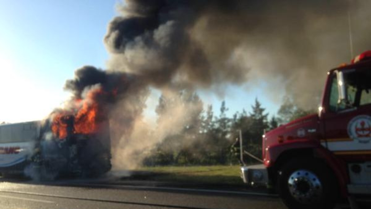 Se incendió un micro con pasajeros en la autopista