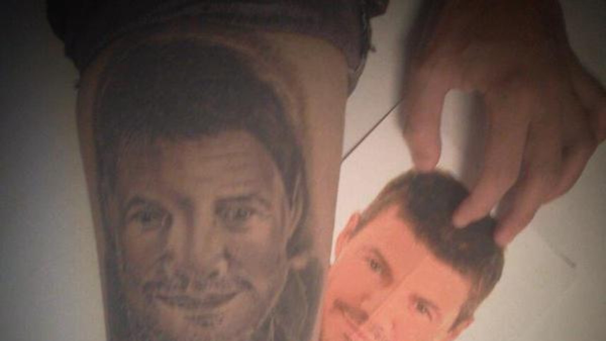 ¡No podés! Fan se tatuó la cara de Tinelli en la pierna
