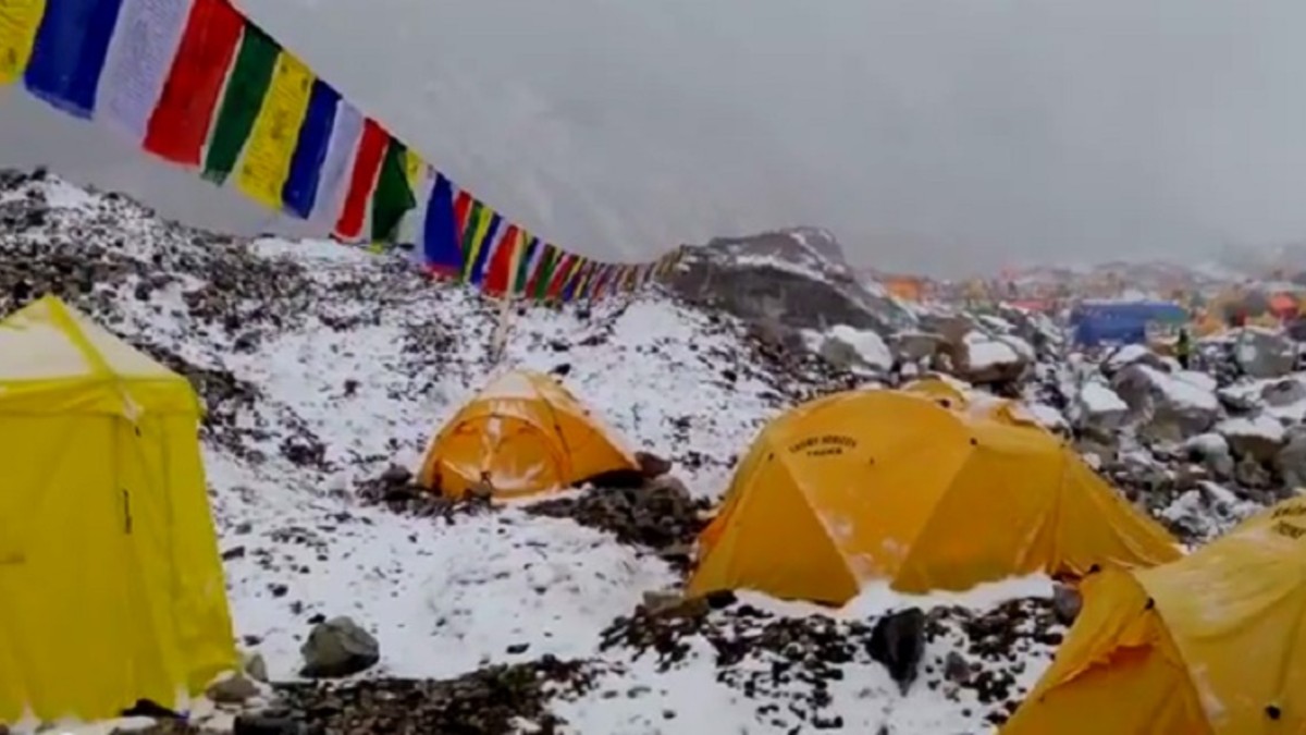 Alpinista filmó cómo una avalancha tapó las carpas