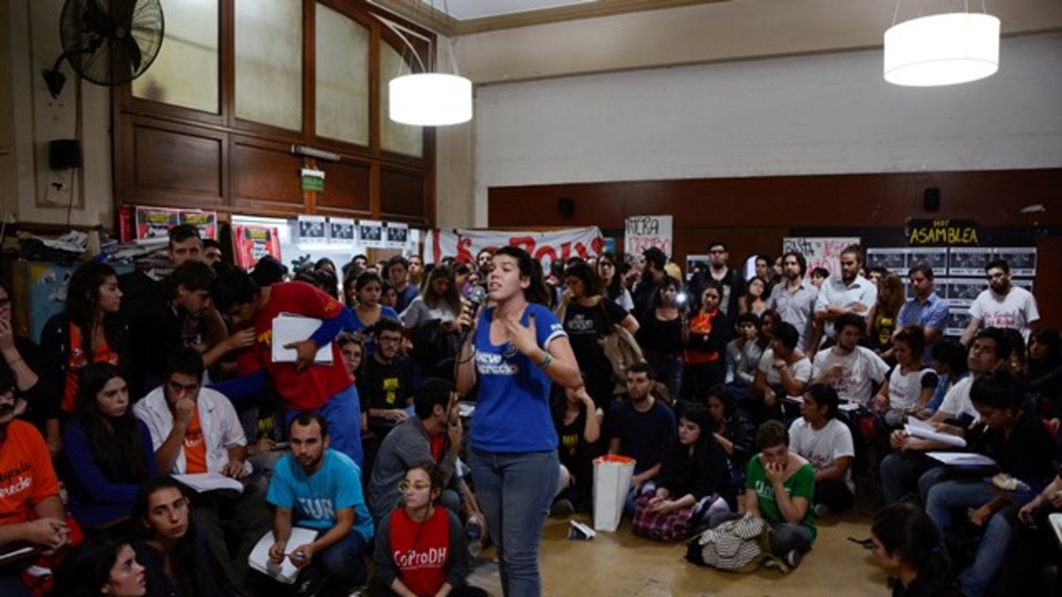 Universitarios escrachan a Piombo para que renuncie