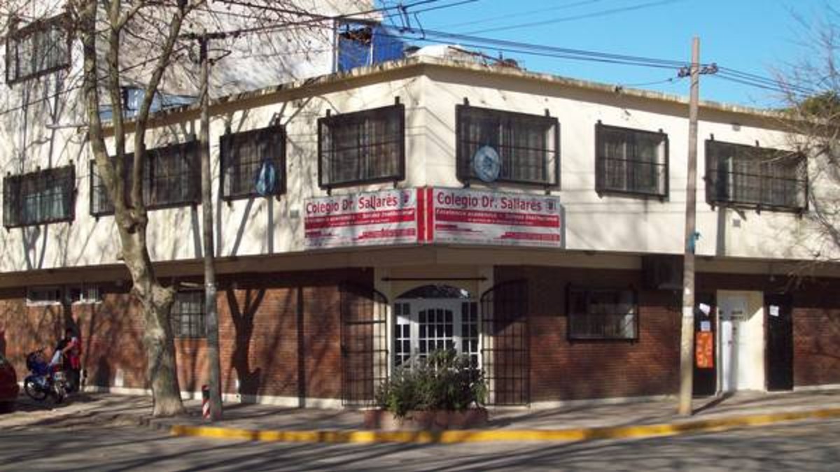 Tiró gas pimienta en el aula y afectó a 40 compañeros