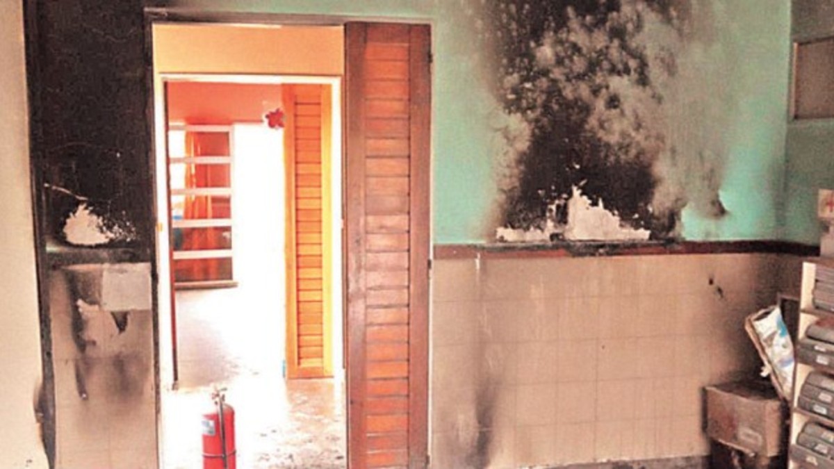 Sin perdón: incendian jardín en Alejandro Korn
