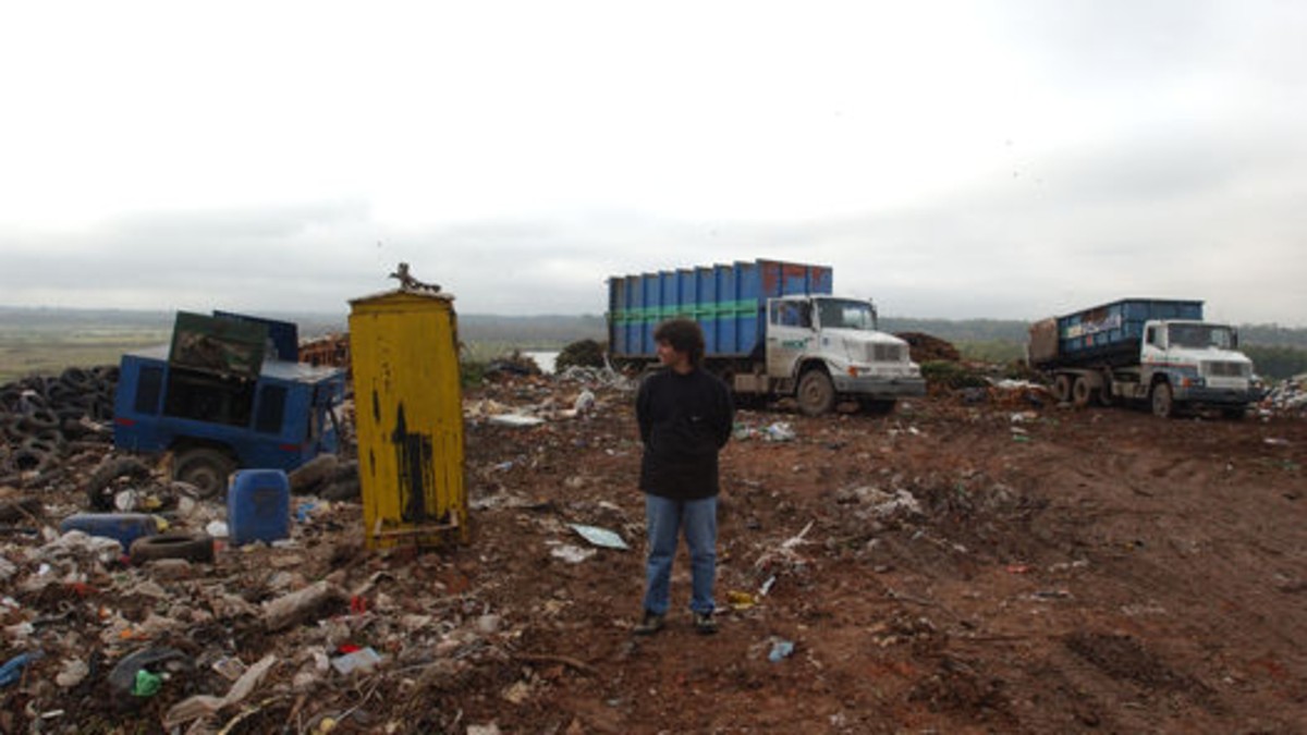 Familias toman un predio que es un basural