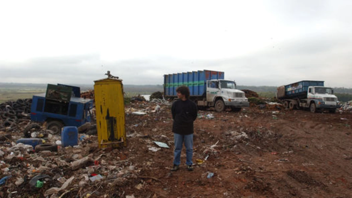Familias toman un predio que es un basural