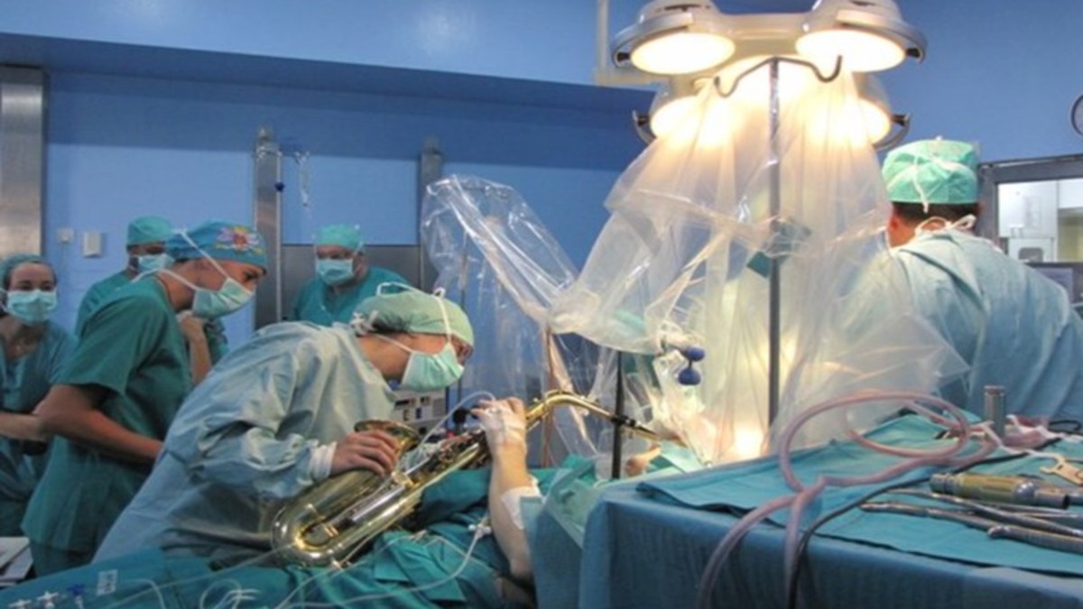 Le extirparon un tumor mientras tocaba el saxo