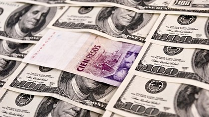 El dólar "blue" cerró a $215
