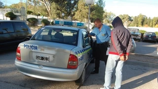 Detienen a profesor que organizaba fiestas sexuales y vendía droga