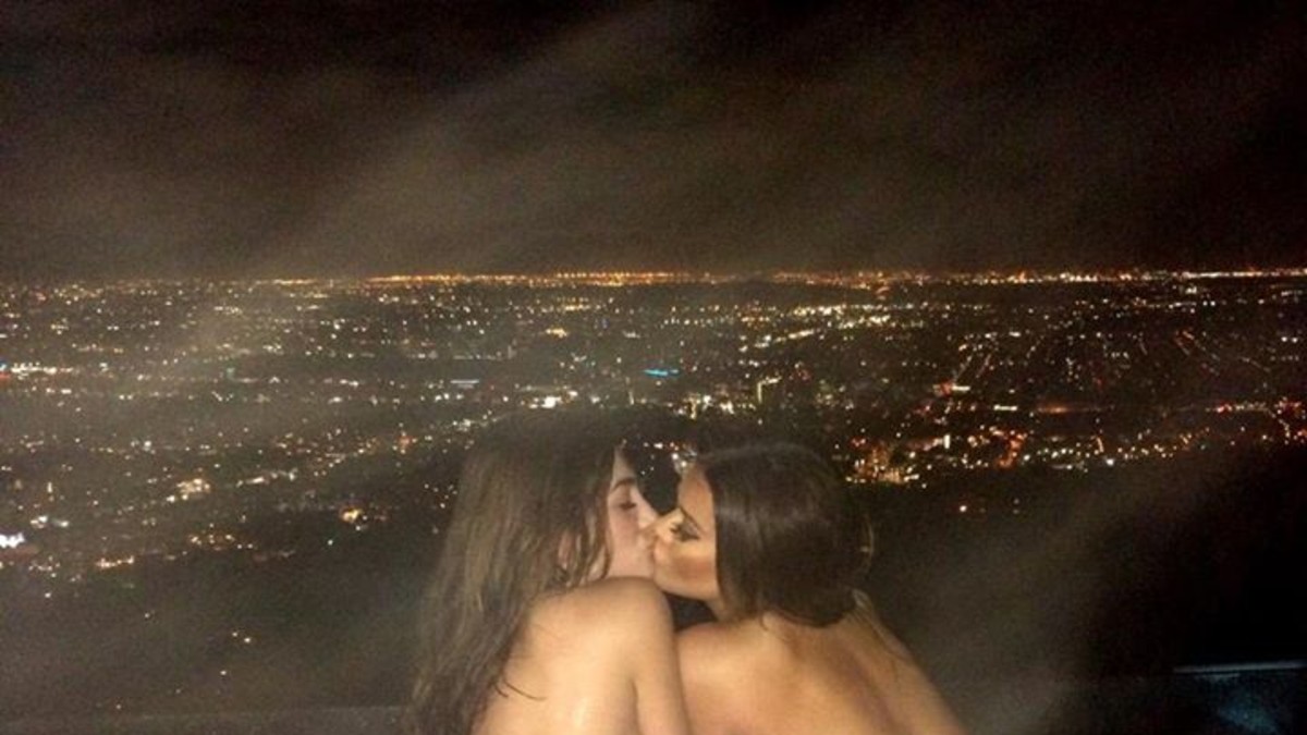 Las hermanas Kardashian de fiesta en la pileta