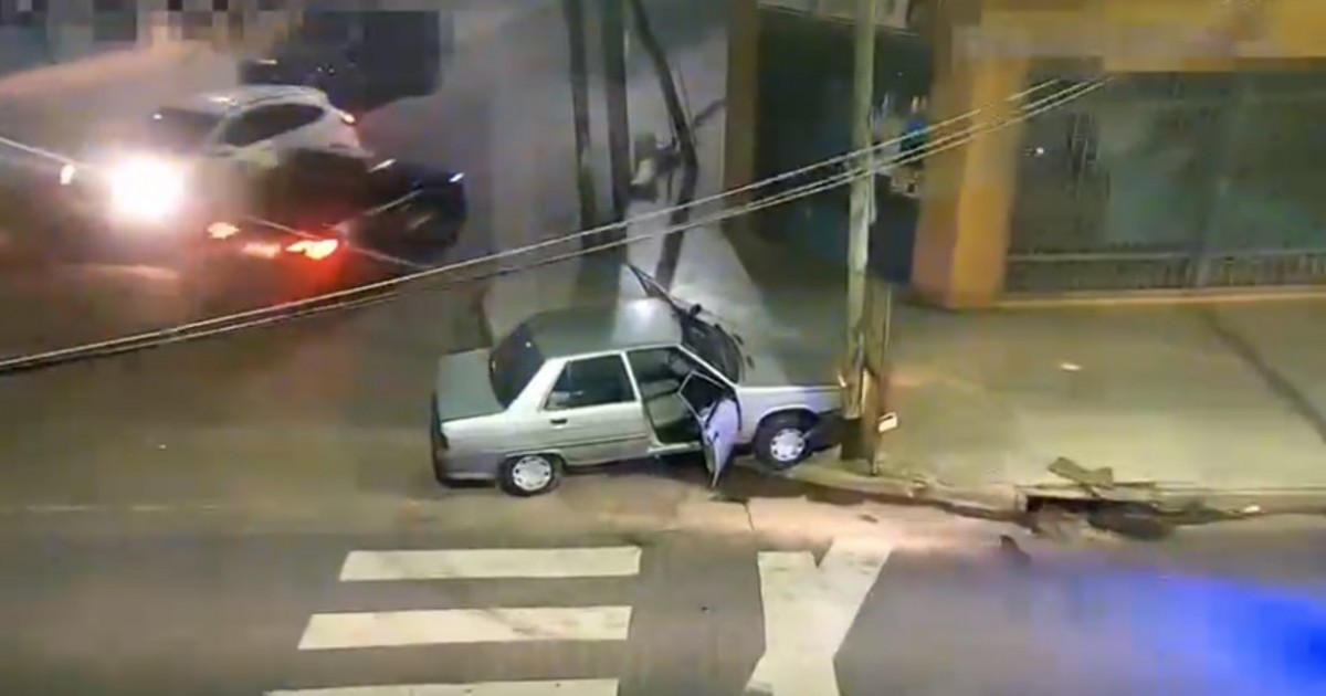 Escaparon de un control policial y se estrellaron contra un poste de ...