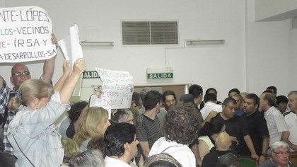 Piñas, destrozos y heridos en dos Concejos disidentes