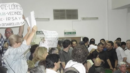 Piñas, destrozos y heridos en dos Concejos disidentes