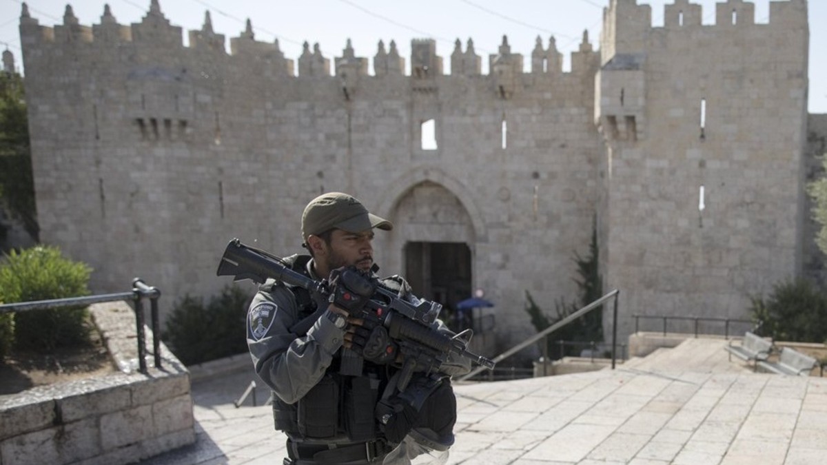 Matan a tiros a dos policías en Jerusalén y hay tensión