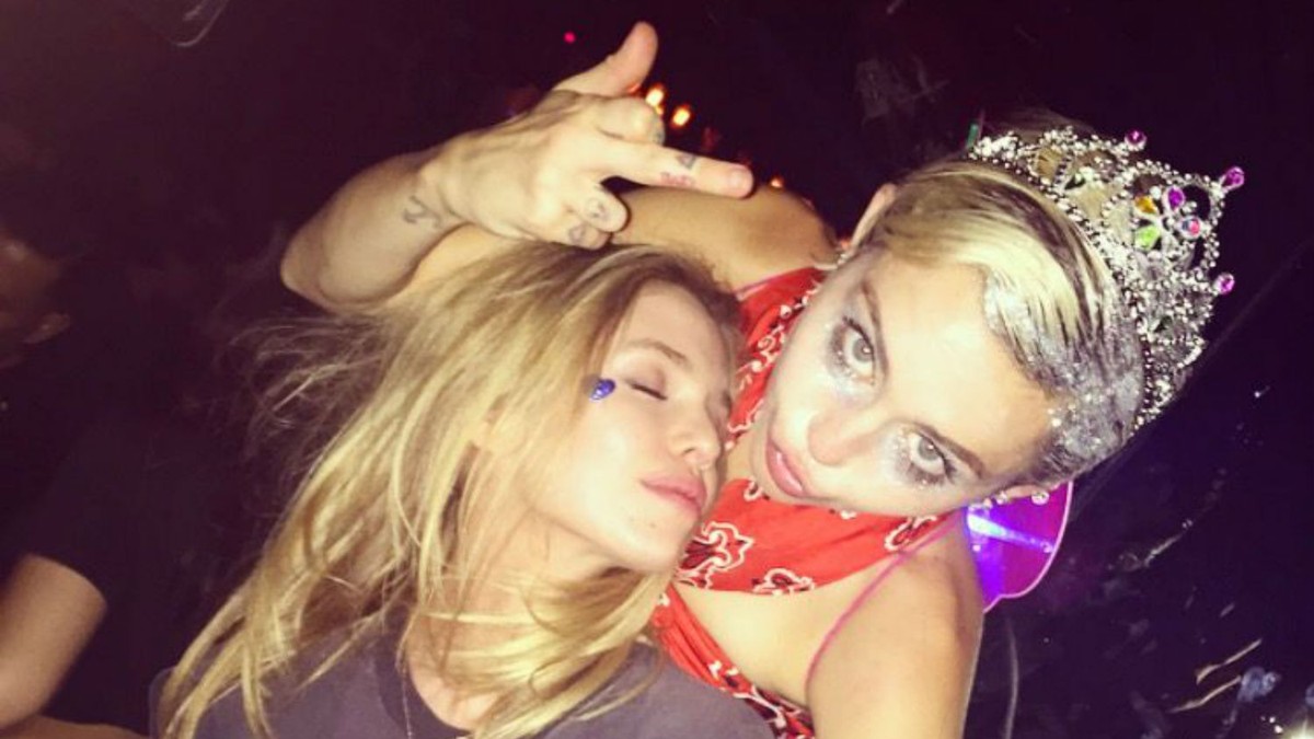 Filtraron fotos hot de Miley Cyrus y su novia