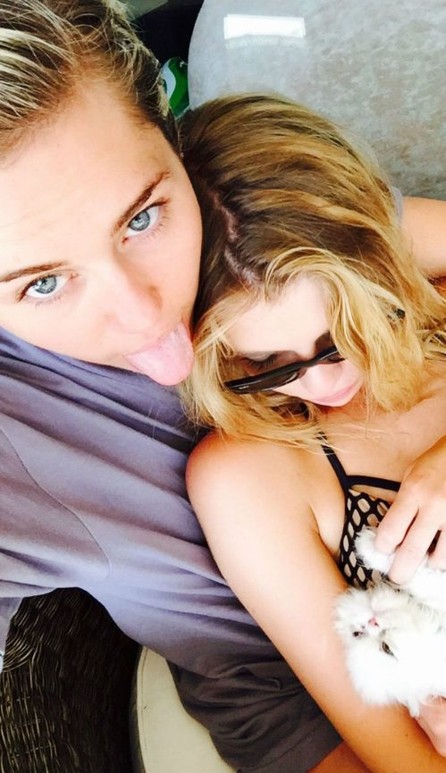 Filtraron fotos hot de Miley Cyrus y su novia