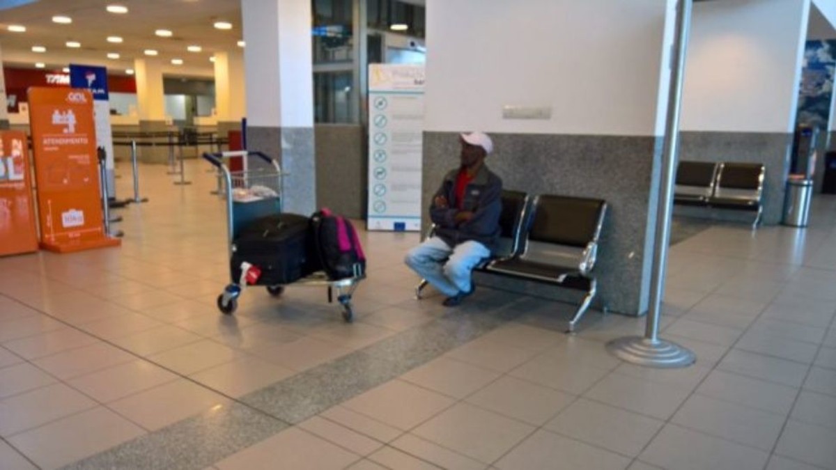 Haitiano se quedó sin plata y vive en el aeropuerto
