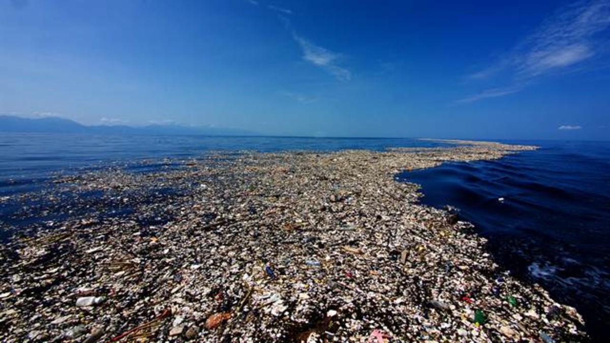 El gigantesco "mar de basura" que tensa las relaciones entre Honduras y Guatemala