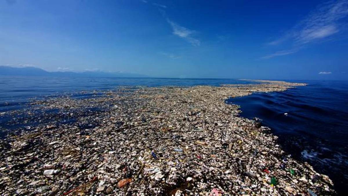 El gigantesco "mar de basura" que tensa las relaciones entre Honduras y Guatemala