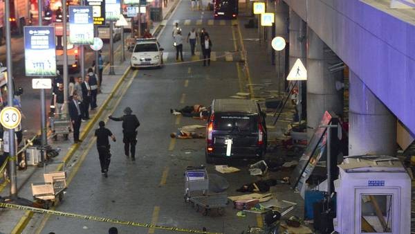 Explosiones múltiples en el aeropuerto de Estambul: 30 muertos- Explosiones múltiples en el aeropuerto de Estambul: 30 muertos