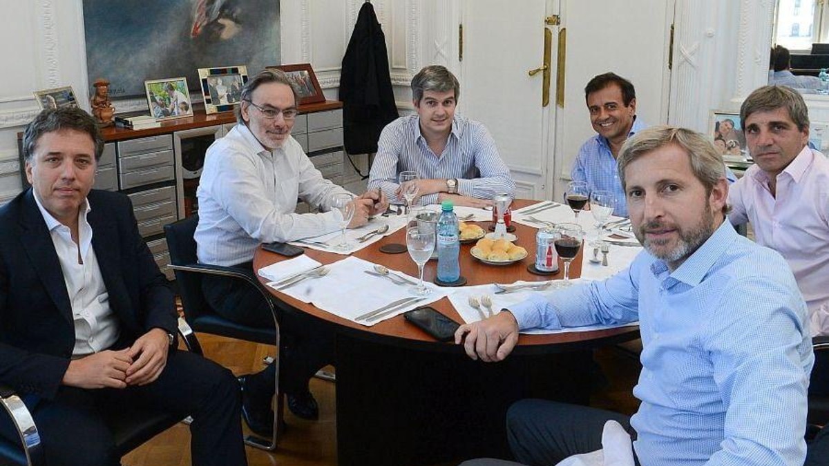 El gabinete se congela sueldos de entre 152 y 183 mil