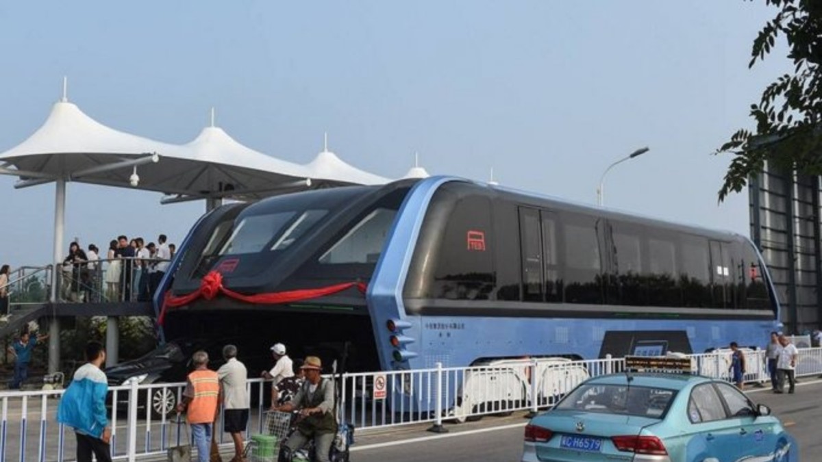 China desarrolló el colectivo que pasará por arriba de autos