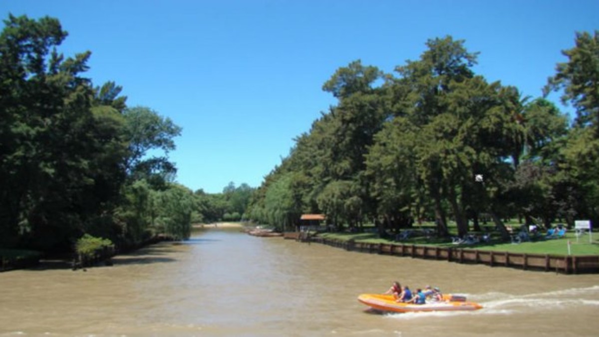 Aparece un hombre estrangulado flotando en el Paraná
