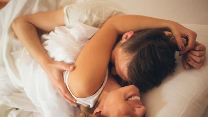 "Se escuchó todo, la cama y los gritos": sexo en un departamento y el chat de dos vecinas