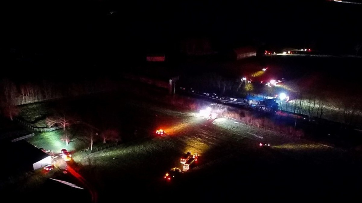 Choque de trenes, incendio y una rara evacuación a medianoche en EE.UU