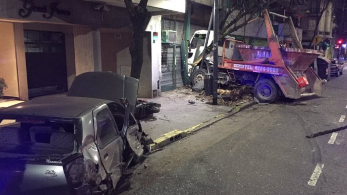 Camión embistió auto, moto y se incrustó en un local
